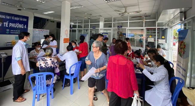 PHƯỜNG 4 TIẾP TỤC TỔ CHỨC KHÁM SỨC KHỎE ĐỊNH KỲ CHO NGƯỜI CAO TUỔI TRÊN ĐỊA BÀN PHƯỜNG