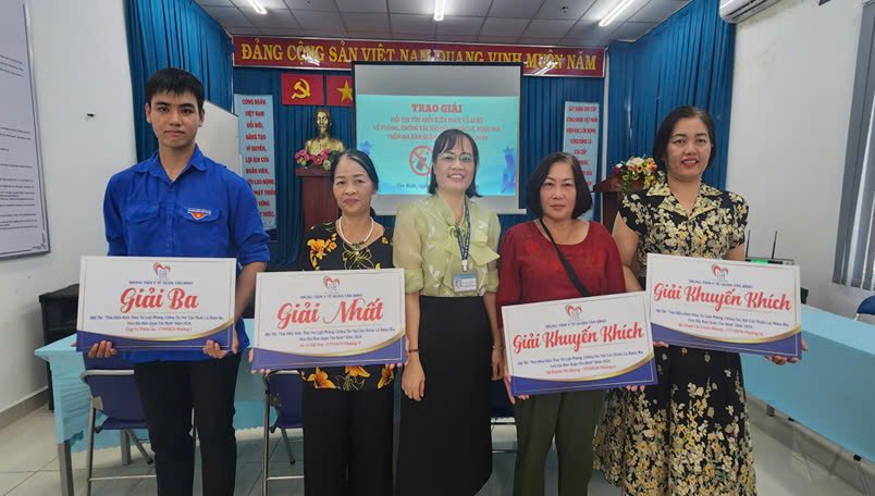 TRUNG TÂM Y TẾ TÂN BÌNH TỔ CHỨC HỘI NGHỊ GIAO BAN  CÔNG TÁC TRUYỀN THÔNG GIÁO DỤC SỨC KHỎE QUÝ IV VÀ TRAO GIẢI HỘI THI TRỰC TUYẾN TÌM HIỂU KIẾN THỨC VÀ LUẬT PHÒNG, CHỐNG TÁC HẠI CỦA THUỐC LÁ, RƯỢU BIA  NĂM 2024