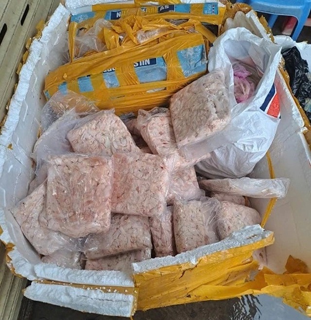 Phát hiện một cơ sở kinh doanh thực phẩm tại TP.Thủ Đức chứa gần 1,3 tấn thực phẩm không rõ nguồn gốc, Sở An toàn thực phẩm TP.HCM xử phạt và buộc tiêu hủy.