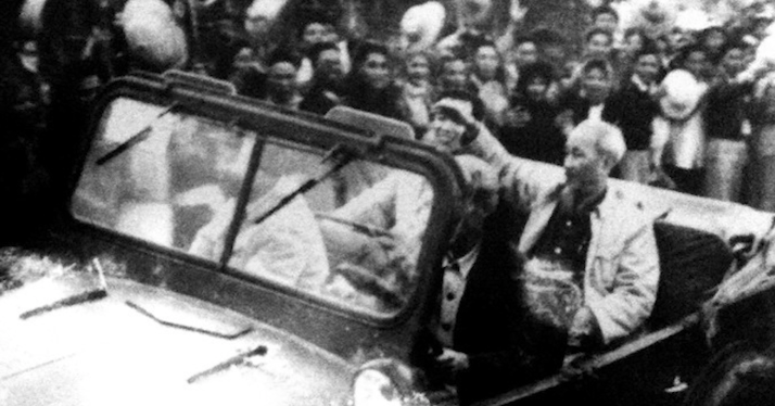 Mẩu chuyện Bác Hồ: Gương mẫu trong tôn trọng luật lệ