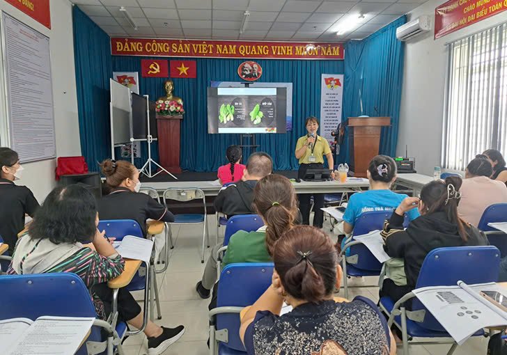 TRUNG TÂM Y TẾ QUẬN TÂN BÌNH TỔ CHỨC TẬP HUẤN KIẾN THỨC AN TOÀN THỰC PHẨM CHO NGƯỜI KINH DOANH THỰC PHẨM, BẾP ĂN TẬP THỂ TRƯỜNG HỌC TRÊN ĐỊA BÀN QUẬN