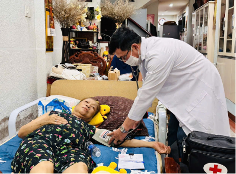 PHƯỜNG 1 TỔ CHỨC CHĂM SÓC SỨC KHỎE TẠI NHÀ CHO ĐẢNG VIÊN, NGƯỜI DÂN CÓ HOÀN CẢNH KHÓ KHĂN NĂM 2025