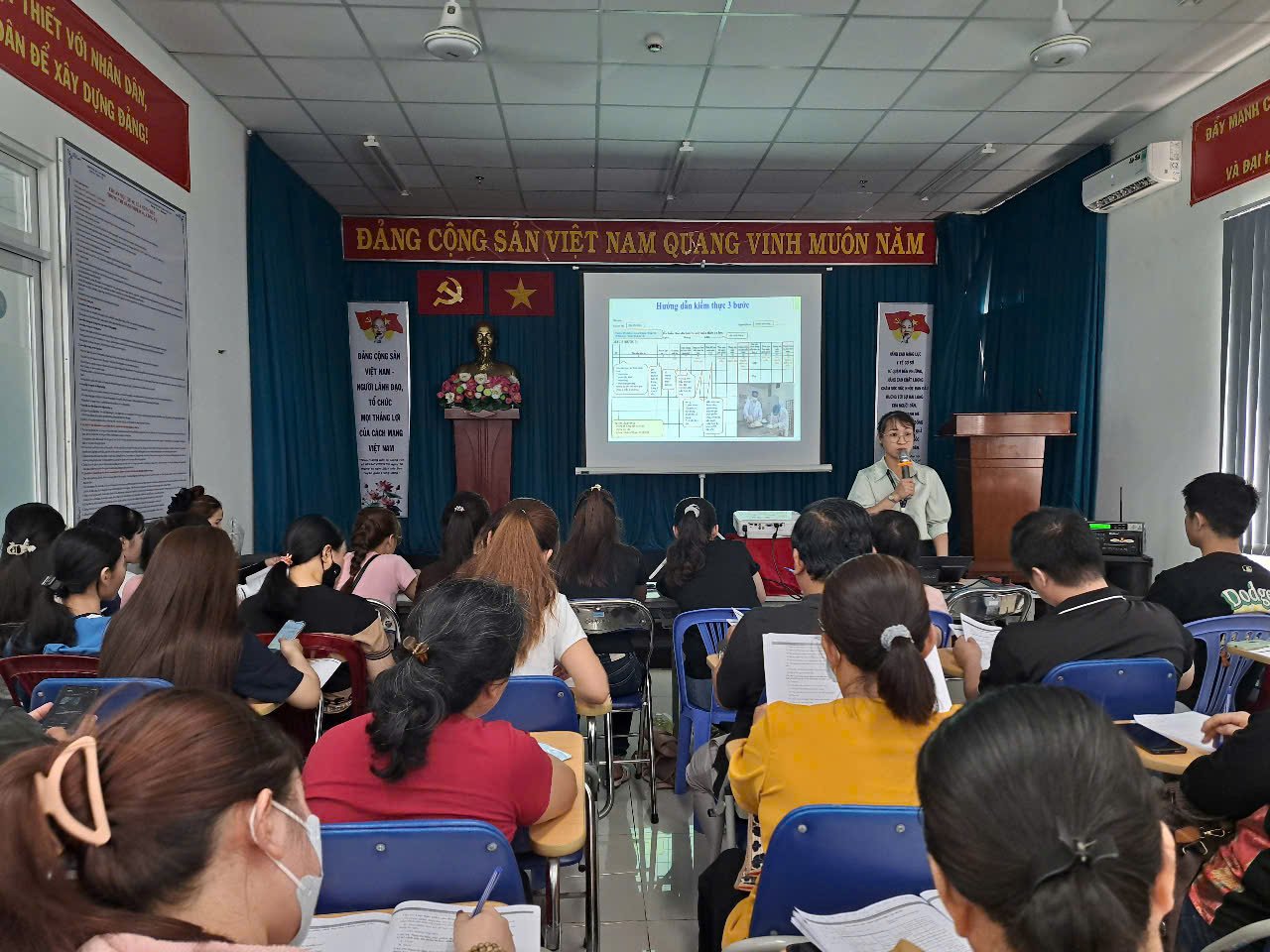 TRUNG TÂM Y TẾ QUẬN TÂN BÌNH TỔ CHỨC TẬP HUẤN KIẾN THỨC AN TOÀN THỰC PHẨM CHO NGƯỜI KINH DOANH THỰC PHẨM, BẾP ĂN TẬP THỂ TRƯỜNG HỌC TRÊN ĐỊA BÀN QUẬN