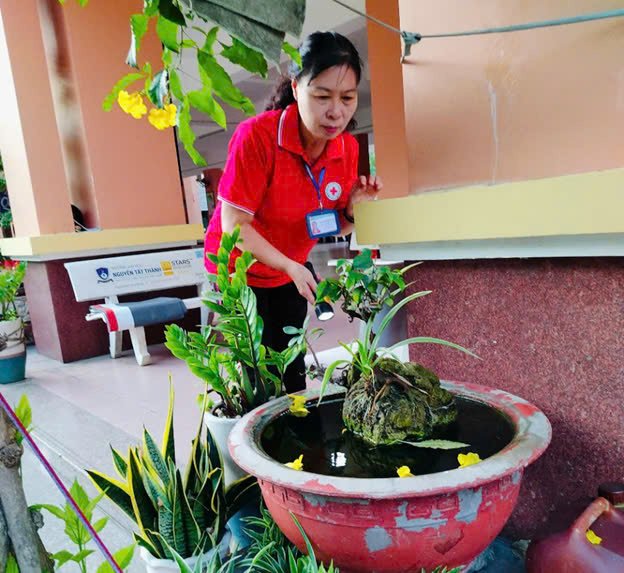 PHƯỜNG 13 GIÁM SÁT ĐIỂM NGUY CƠ XỬ LÝ Ổ DỊCH SỐT XUẤT HUYẾT TẠI KHU PHỐ 13, 15