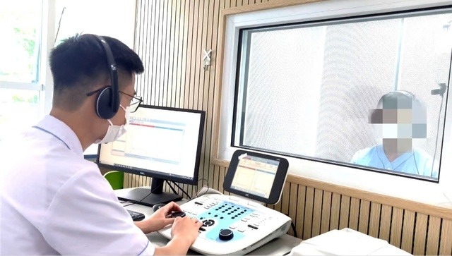 Nam thanh niên 35 tuổi bị điếc đột ngột do thói quen mà nhiều người hay mắc phải