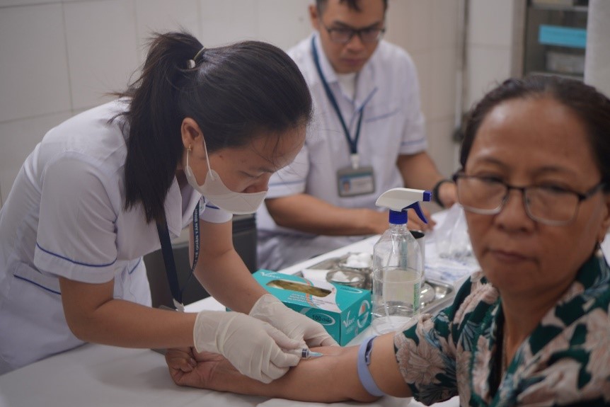 KHOA XÉT NGHIỆM – CHẨN ĐOÁN HÌNH ẢNH PHỐI HỢP TRẠM Y TẾ THỰC HIỆN KHÁM NGƯỜI CAO TUỔI NĂM 2025