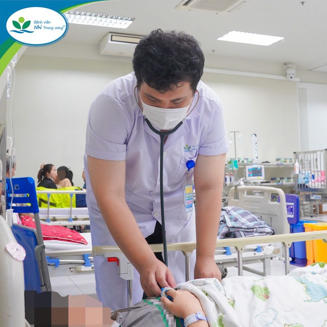 Sử dụng thuốc lá điện tử đã bị cấm, bé trai 15 tuổi nhập viện vì nôn và nói nhảm