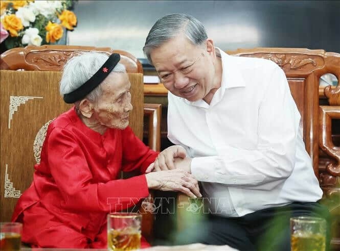 Tổng Bí thư và chuyện "chống cô đơn cho người cao tuổi, sáng đón đi, chiều đưa về"