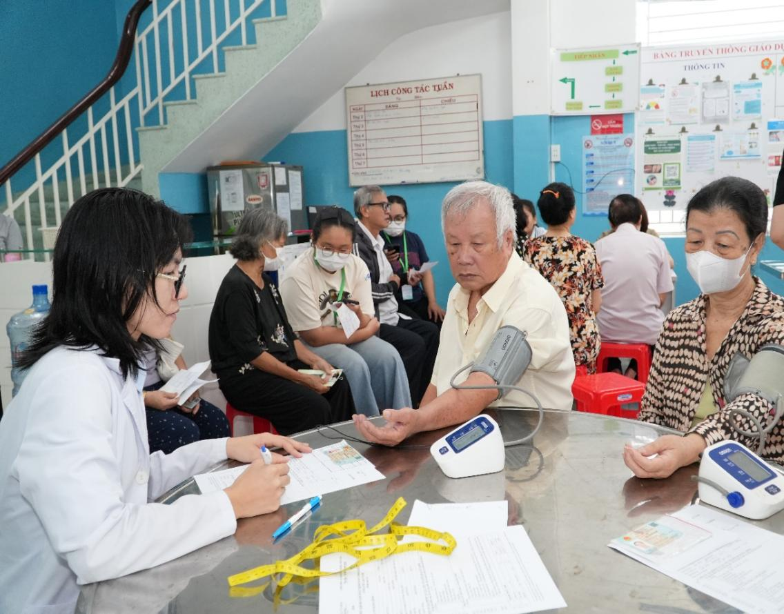 Phường Tân Hòa phối hợp Viện Y học cộng đồng tiếp tục triển khai  Khám sức khỏe Người cao tuổi và kết hợp đo loãng xương cho người cao tuổi Năm 2025