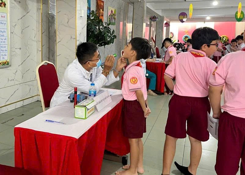 TRUNG TÂM Y TẾ KHU VỰC TÂN BÌNH  TỔ CHỨC KHÁM SỨC KHỎE HỌC SINH NĂM HỌC 2025-2026