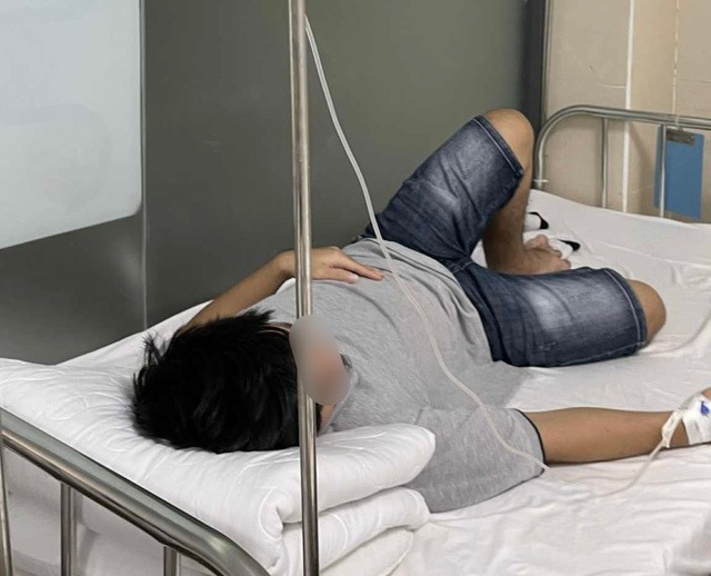 TP.HCM: Hàng loạt trẻ, phụ huynh nôn ói, tiêu chảy sau khi ăn bánh mì que