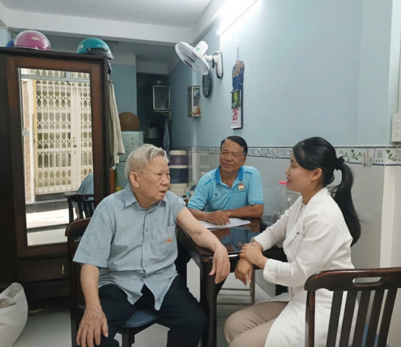 Phường Tân Hòa tổ chức Khám sức khỏe tại nhà cho người cao tuổi hưởng ứng Ngày Quốc tế Người cao tuổi (01/10)
