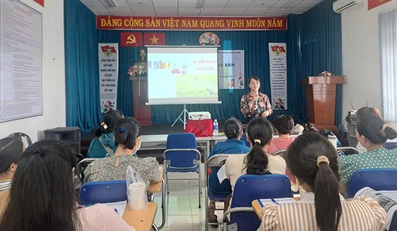 TRUNG TÂM Y TẾ KHU VỰC TÂN BÌNH TỔ CHỨC TẬP HUẤN KIẾN THỨC AN TOÀN THỰC PHẨM  CHO NGƯỜI KINH DOANH THỰC PHẨM, BẾP ĂN TẬP THỂ TRƯỜNG HỌC