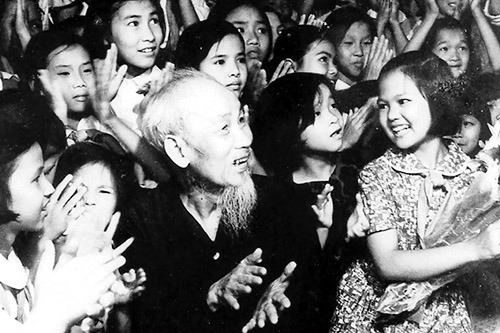 MẨU CHUYỆN BÁC HỒ: BÁC HỒ VỚI TRUNG THU ĐỘC LẬP ĐẦU TIÊN