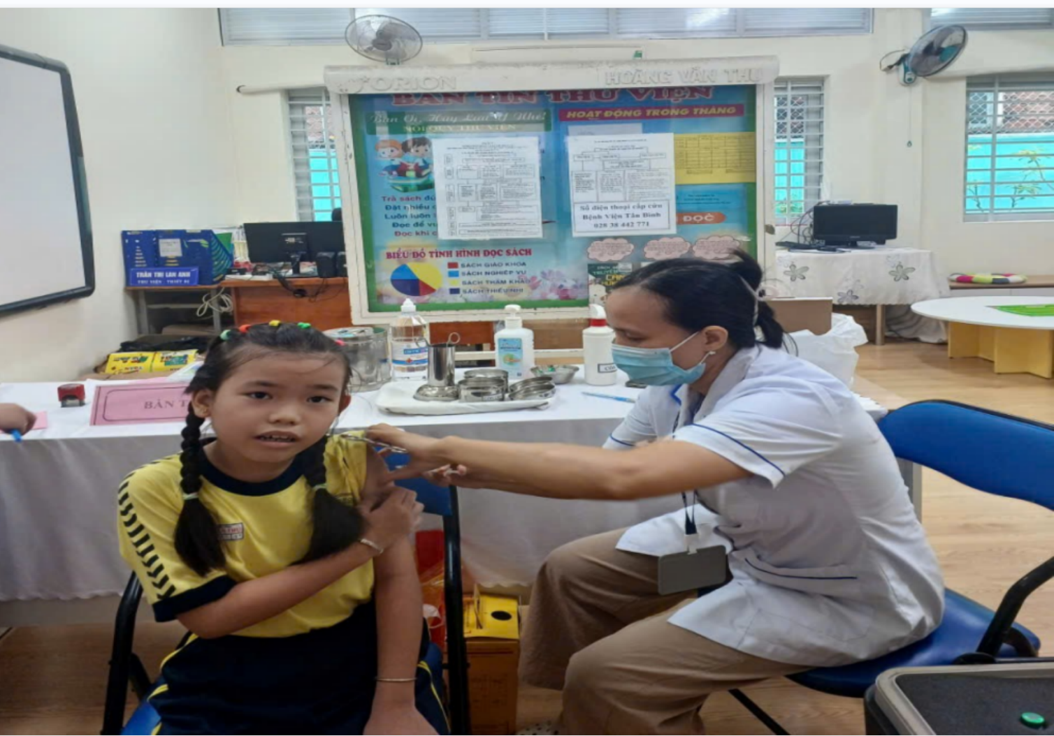 TRẠM Y TẾ PHƯỜNG TÂN SƠN NHẤT TỔ CHỨC TIÊM BÙ LIỀU CHO HỌC SINH TẠI TRƯỜNG HỌC TRÊN ĐỊA BÀN PHƯỜNG