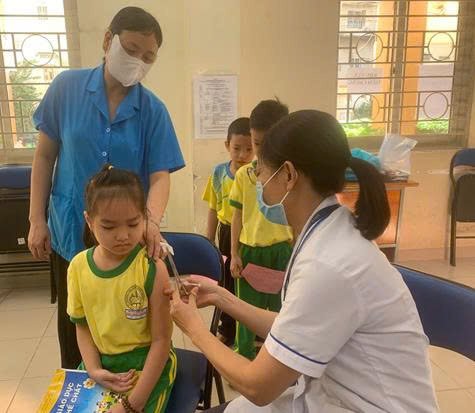 PHƯỜNG TÂN BÌNH TỔ CHỨC TIÊM VẮC XIN BỔ SUNG UỐN VÁN -BẠCH HẦU (Td) CHO TRẺ 7 TUỔI TẠI TRẠM Y TẾ VÀ TRƯỜNG HỌC TRÊN ĐỊA BÀN PHƯỜNG