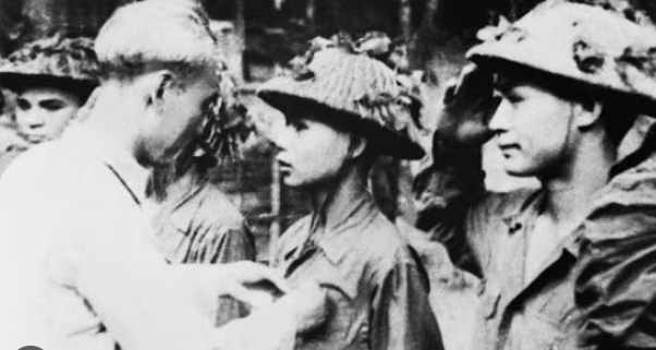 Mẩu chuyện Bác Hồ: Tấm lòng của Bác Hồ với chiến sĩ