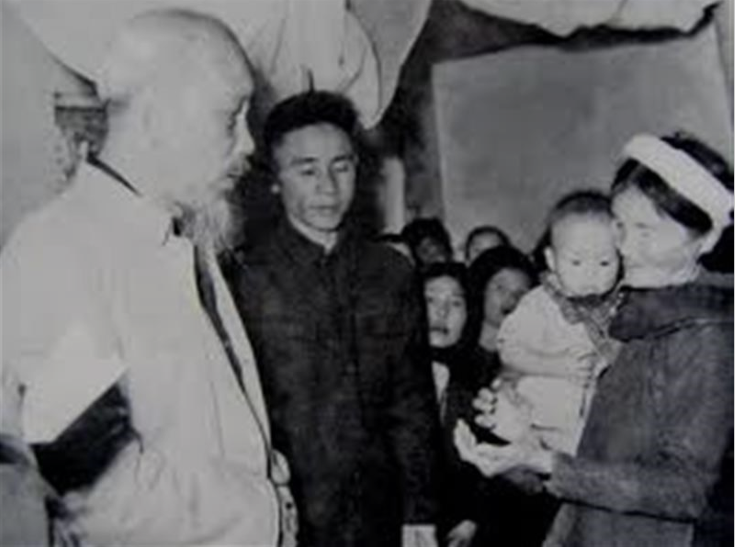 Bác Hồ đến thăm người nghèo