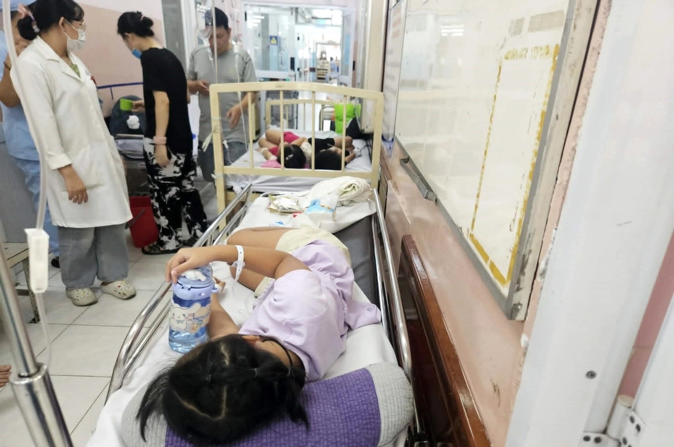 Hàng loạt học sinh nghi ngộ độc, trường ở TP HCM dừng bán trú