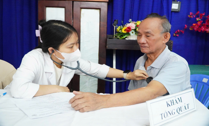 PHƯỜNG TÂN BÌNH TỔ CHỨC KHÁM SỨC KHỎE ĐỊNH KỲ CHO NGƯỜI DÂN