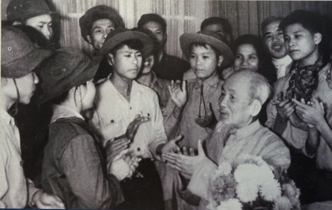 ĐỂ BÁC QUẠT