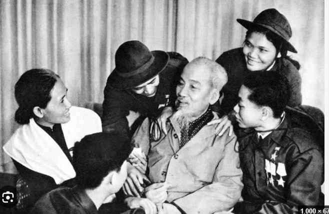 MẨU CHUYỆN VỀ BÁC HỒ  GẦN DÂN, HẾT LÒNG VÌ NHÂN DÂN