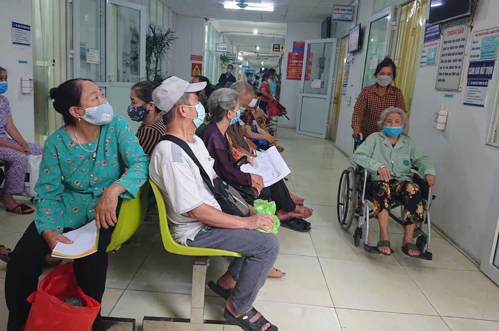 Đưa thêm thuốc BHYT về trạm y tế: lợi cả đôi đường