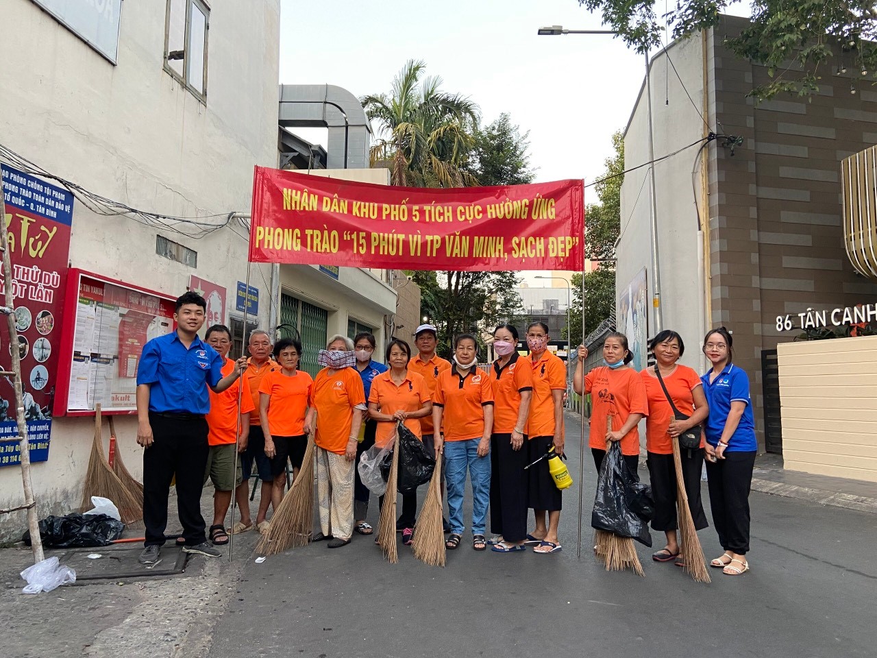 Phường 1 tổ chức ra quân dọn dẹp vệ sinh môi trường năm 2023