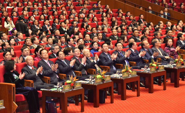 Tự hào và tin tưởng dưới lá cờ vẻ vang của Đảng, quyết tâm xây dựng một nước Việt Nam ngày càng giàu mạnh, văn minh, văn hiến và anh hùng