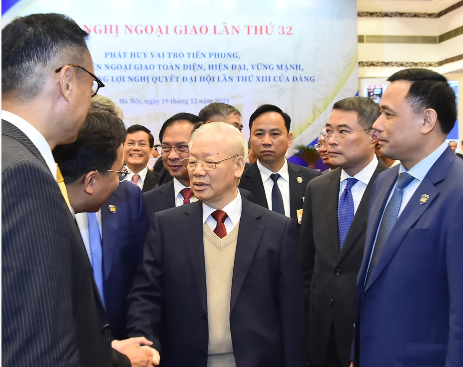 Tự hào và tin tưởng dưới lá cờ vẻ vang của Đảng, quyết tâm xây dựng một nước Việt Nam ngày càng giàu mạnh, văn minh, văn hiến và anh hùng