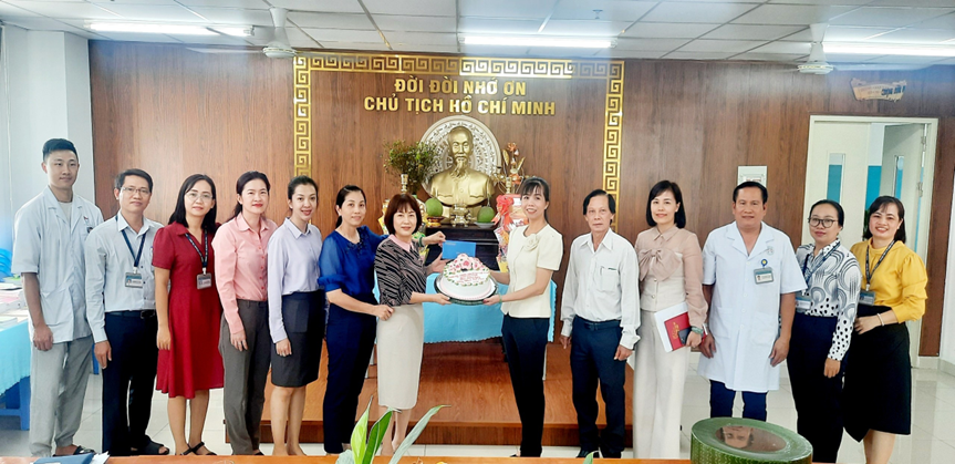 THĂM VÀ CHÚC MỪNG CÁC Y, BÁC SĨ  NHÂN NGÀY THẦY THUỐC VIỆT NAM 27/2