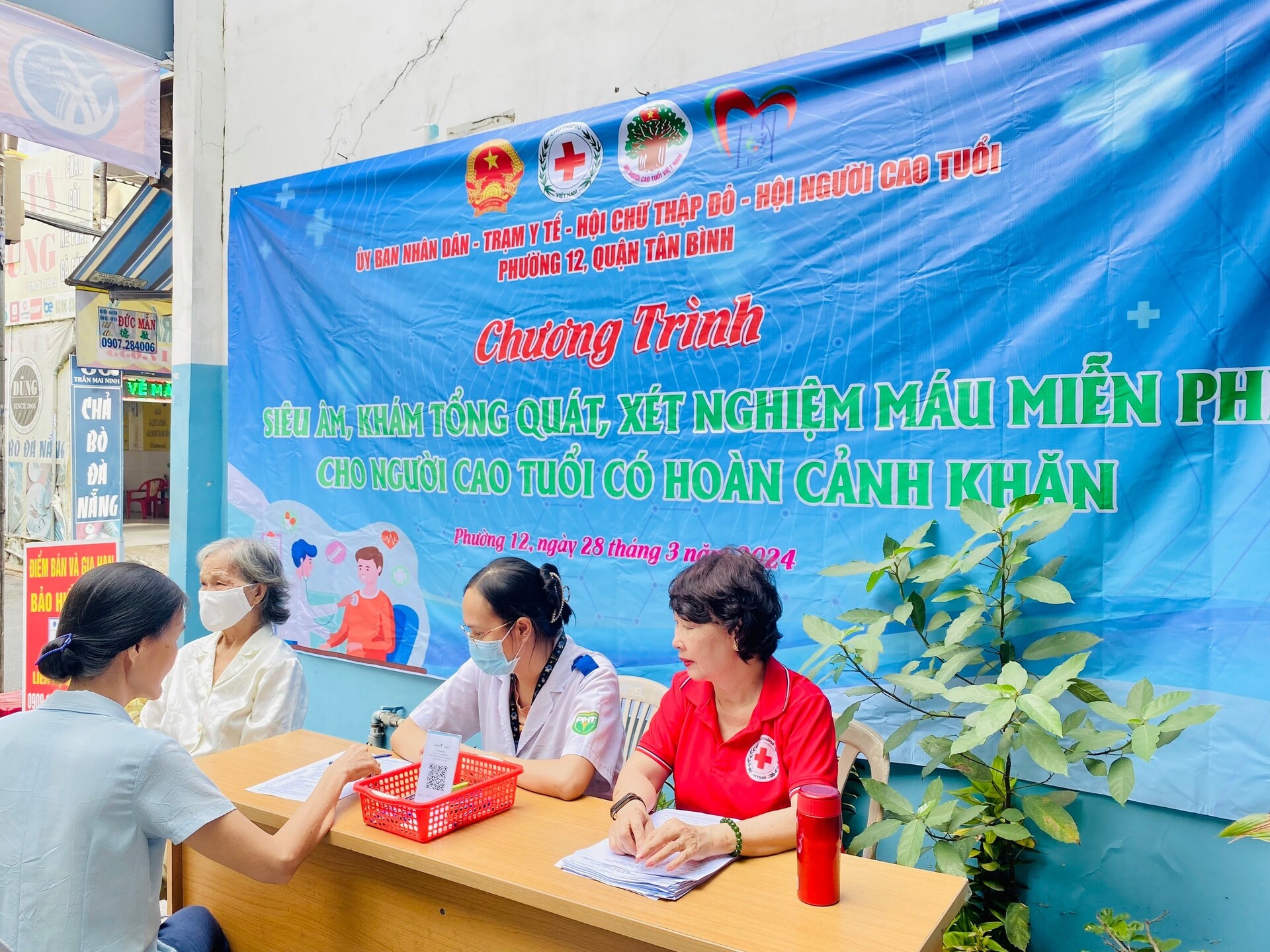 PHƯỜNG 12 TỔ CHỨC KHÁM SỨC KHỎE NGƯỜI CAO TUỔI NĂM 2024