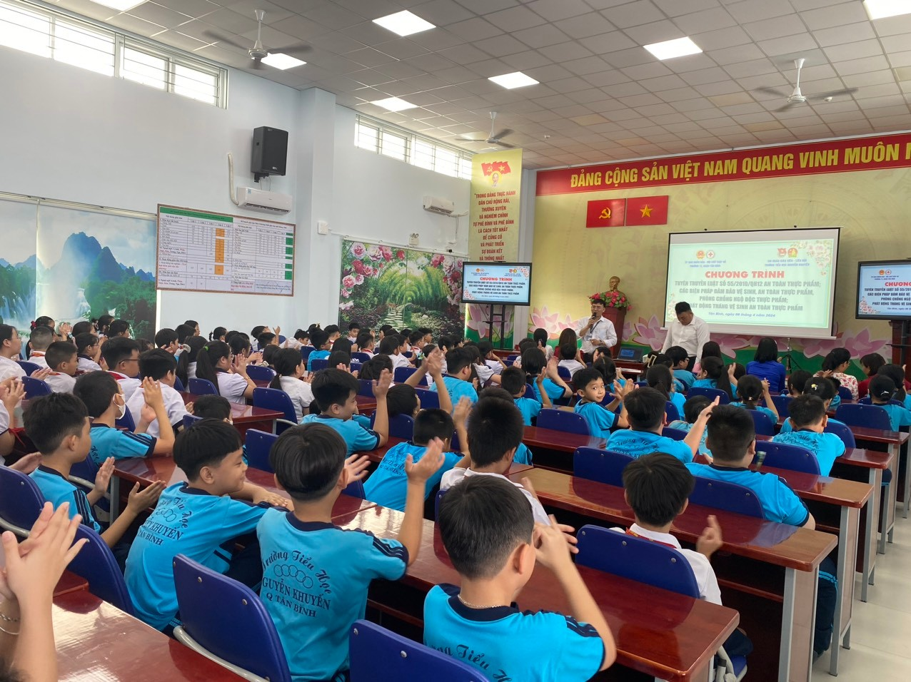 Phường 12 phối hợp tổ chức tuyên truyền Luật số 55/2010/QH12 An toàn thực phẩm, các biện pháp đảm bảo an toàn thực phẩm, phòng chống ngộ độc thực phẩm trong trường học.