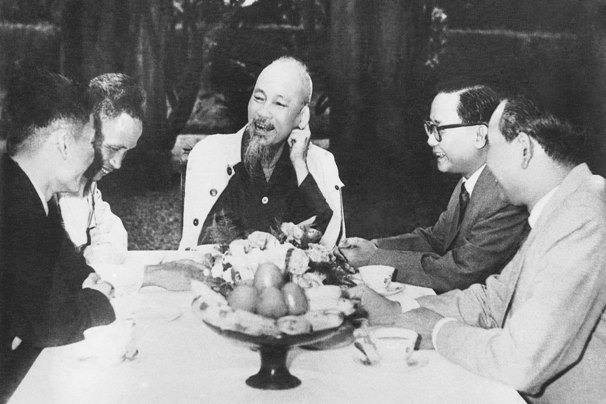 Mẫu chuyện bác hồ: “Thi đua về lòng yêu nước thì ta thắng”