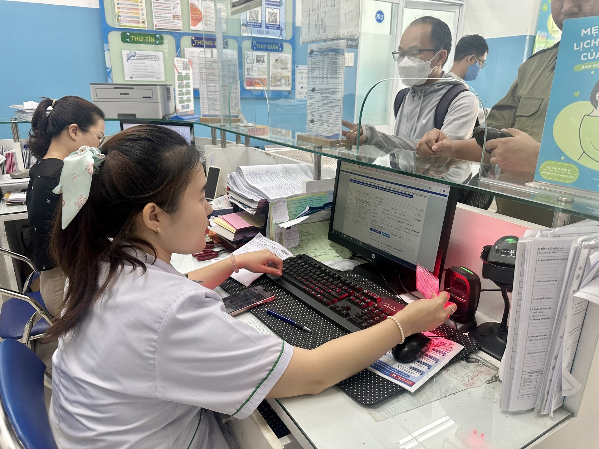 THỰC HIỆN QUÉT MÃ QR-CODE TRONG VIỆC ĐĂNG KÝ  KHÁM, CHỮA BỆNH, PHỤC VỤ ĐỀ ÁN 06  TẠI TRUNG TÂM Y TẾ QUẬN TÂN BÌNH