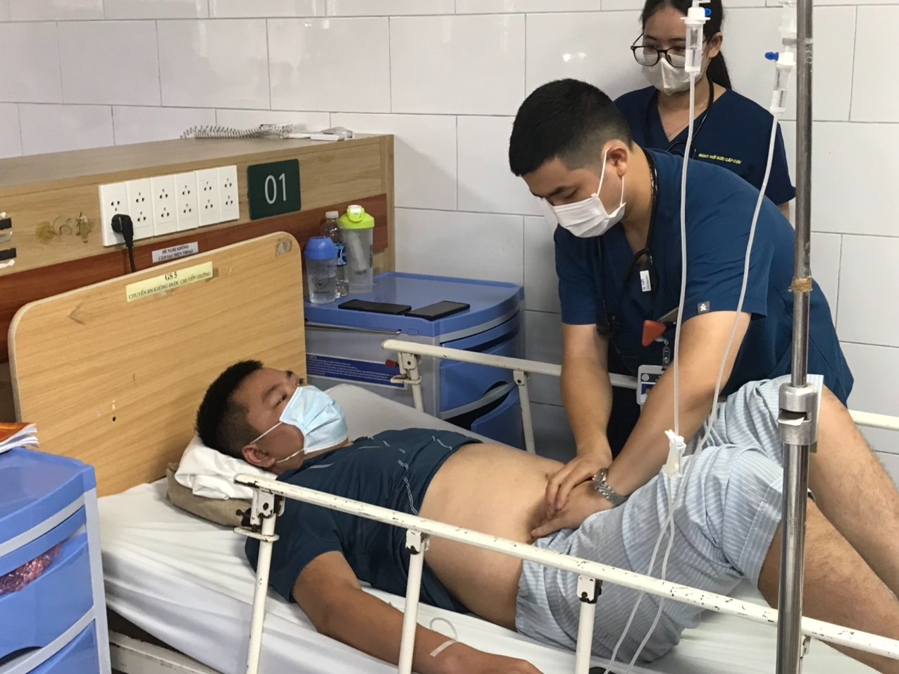 Một người tử vong, 4 người nhập viện vì ngộ độc rượu trong đám cưới